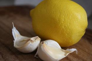 The garlic-lemon liqueur-perfect-assistant-to-the-family-varicose expansion of veins