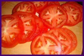 Tomato will help reduce pain and heaviness in the legs with varicose veins